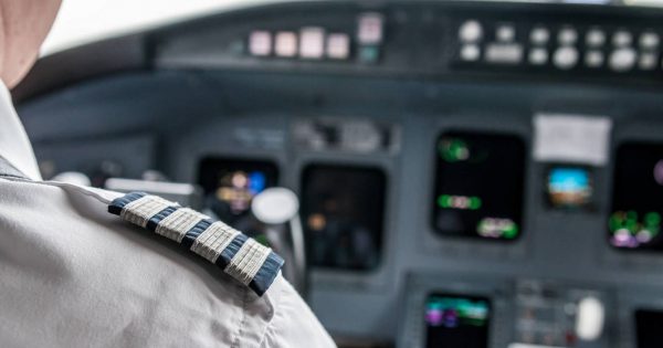 Cuánto cobra un piloto de avión en España: así es su sueldo en