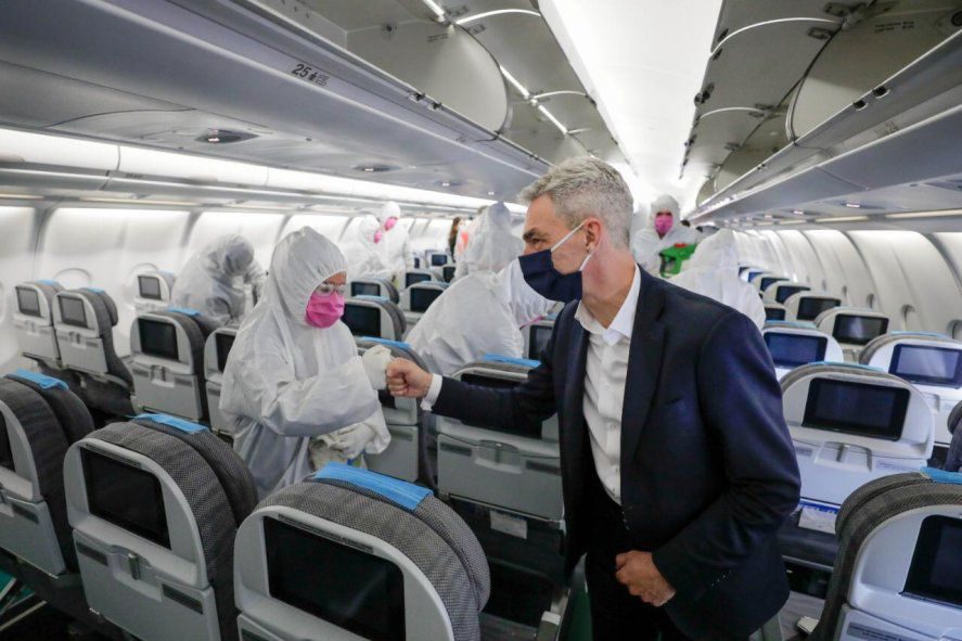 Presentaron un nuevo dispositivo para desinfectar los aviones de Aerolíneas  Argentinas – Aviones.com